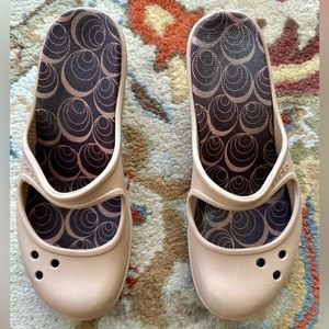 NWOT CROCS MARY JANE WEDGES Size 5